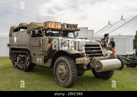 Prestone 43 M5 mezzo cingolo blindato, esposto al Bicester Flywheel tenutosi al Bicester Heritage Centre il 17 giugno 2023. Foto Stock