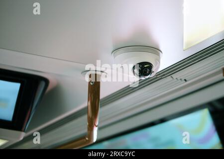 L'autobus è dotato di una telecamera CCTV per garantire la sicurezza e la protezione dei passeggeri durante il viaggio. Foto Stock