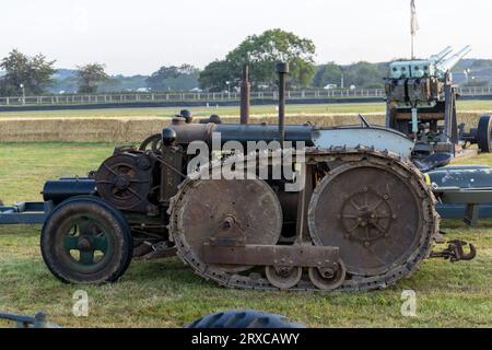 Settembre 2023 - il trattore half track RAF Fordson della seconda guerra mondiale è in mostra al Goodwood Revival Asso Meeting. Foto Stock