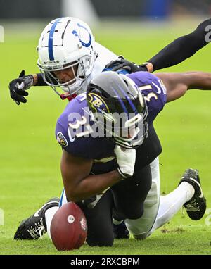 Baltimora, Stati Uniti. 24 settembre 2023. Il cornerback degli Indianapolis Colts Juju Brents (L) forza un fumble del running back dei Baltimore Ravens Kenyan Drake (37) durante il primo tempo al M&T Bank Stadium di Baltimora, Maryland, domenica 24 settembre 2023. Foto di David Tulis/UPI credito: UPI/Alamy Live News Foto Stock