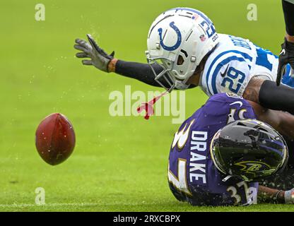 Baltimora, Stati Uniti. 24 settembre 2023. Il cornerback degli Indianapolis Colts Juju Brents (L) recuperò un fumble del running back dei Baltimore Ravens Kenyan Drake (37) durante il primo tempo al M&T Bank Stadium di Baltimora, Maryland, domenica 24 settembre 2023. Foto di David Tulis/UPI credito: UPI/Alamy Live News Foto Stock