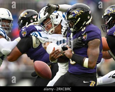 Baltimora, Stati Uniti. 24 settembre 2023. Il quarterback dei Baltimore Ravens Lamar Jackson (8) fumble il pallone sotto la pressione della safety degli Indianapolis Colts Henry Black (36) durante il primo tempo al M&T Bank Stadium di Baltimora, Maryland, domenica 24 settembre 2023. Foto di David Tulis/UPI credito: UPI/Alamy Live News Foto Stock