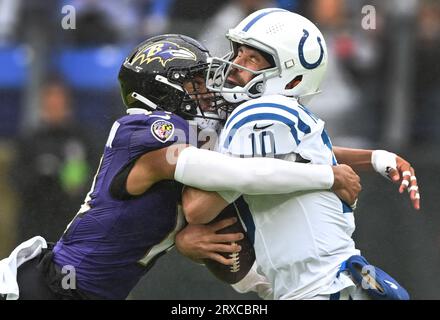 Baltimora, Stati Uniti. 24 settembre 2023. La safety dei Baltimore Ravens Kyle Hamilton (L) sack il quarterback degli Indianapolis Colts Gardner Minshew II (10) durante il primo tempo al M&T Bank Stadium di Baltimora, Maryland, domenica 24 settembre 2023. Foto di David Tulis/UPI credito: UPI/Alamy Live News Foto Stock