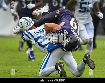 Baltimora, Stati Uniti. 24 settembre 2023. Il tight end dei Baltimore Ravens Mark Andrews (89) è sconvolto dalla safety degli Indianapolis Colts Rodney Thomas II (25) dopo un primo down ricevuto durante il primo tempo al M&T Bank Stadium di Baltimora, Maryland, domenica 24 settembre 2023. Foto di David Tulis/UPI credito: UPI/Alamy Live News Foto Stock