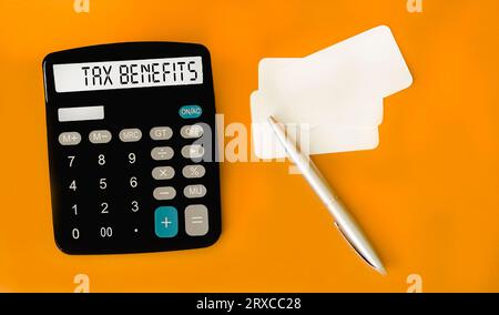 La parola sui benefici fiscali su un calcolatore. Concetto aziendale e fiscale. Foto Stock