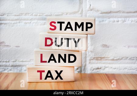 SDLT - Stamp Duty, Land Tax scritto sui blocchi di una scrivania dell'ufficio. Foto Stock