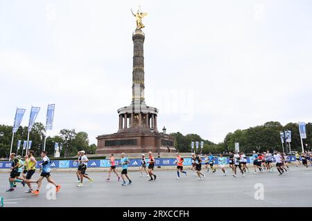 24/09/2023, Berlino, Germania. Runners al Siegessäule di Berlino-Tiergarten.la BMW-Berlin Marathon il 24 settembre 2023. Si tratta della 49a edizione della BMW Berlin Marathon con 47.912 partecipanti registrati. Sven Sstruck / Alamy Live News Foto Stock