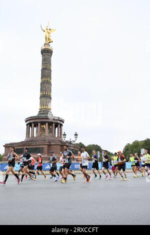 24/09/2023, Berlino, Germania. Runners al Siegessäule di Berlino-Tiergarten.la BMW-Berlin Marathon il 24 settembre 2023. Si tratta della 49a edizione della BMW Berlin Marathon con 47.912 partecipanti registrati. Sven Sstruck / Alamy Live News Foto Stock