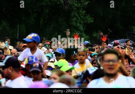 San Diego, Carabobo, Venezuela. 24 settembre 2023. 24 settembre 2023. Migliaia di persone partecipano alla passeggiata a colori, organizzata dall'istituto sportivo dell'ufficio del sindaco di San Diego nello stato di Carabobo. Foto: Juan Carlos Hernandez (Credit Image: © Juan Carlos Hernandez/ZUMA Press Wire) SOLO USO EDITORIALE! Non per USO commerciale! Foto Stock