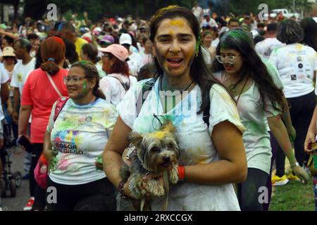 San Diego, Carabobo, Venezuela. 24 settembre 2023. 24 settembre 2023. Migliaia di persone partecipano alla passeggiata a colori, organizzata dall'istituto sportivo dell'ufficio del sindaco di San Diego nello stato di Carabobo. Foto: Juan Carlos Hernandez (Credit Image: © Juan Carlos Hernandez/ZUMA Press Wire) SOLO USO EDITORIALE! Non per USO commerciale! Foto Stock