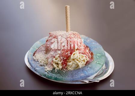 gelato agli spaghetti in un piatto, isolato su fondo marrone Foto Stock