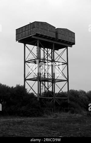 Tranwell Water Tower, un'antica torre d'acqua in metallo si erge sopra la campagna northumbriana nel villaggio di Tranwell vicino a Morpeth. Foto Stock