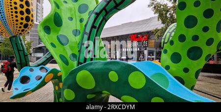 Les Tulipes de Shangri-la, opere di Yayoi Kusama, Lille-Europe area, Lille, Nord, Hauts-de-France, Francia Foto Stock