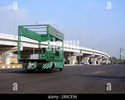 Cairo, Egitto, 19 settembre 2023: Paranco di sollevamento montato su veicolo elettrico su camion a pianale per trasporti di emergenza di auto che necessitano di manutenzione, Foto Stock