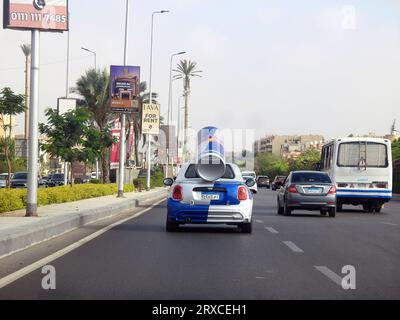 Cairo, Egitto, 20 settembre 2023: Una piccola MINI Cooper con una grande bomboletta Red Bull sul retro, i MINI Red Bull sono stati utilizzati in tutto il mondo come promozione Foto Stock