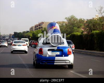 Cairo, Egitto, 20 settembre 2023: Una piccola MINI Cooper con una grande bomboletta Red Bull sul retro, i MINI Red Bull sono stati utilizzati in tutto il mondo come promozione Foto Stock
