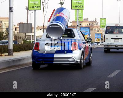 Cairo, Egitto, 20 settembre 2023: Una piccola MINI Cooper con una grande bomboletta Red Bull sul retro, i MINI Red Bull sono stati utilizzati in tutto il mondo come promozione Foto Stock