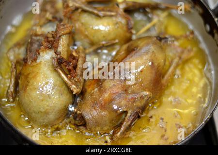 Friggere e arrostire i piccioni farciti con riso bianco o mahshi Hamam, bolliti fino alla cottura, quindi arrostiti, fritti in olio caldo o grigliati, piccioni ripieni Foto Stock