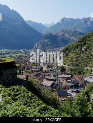 Vista sopraelevata da Pont-Saint Martin su una valle alpina nella regione Valle d'Aosta NW Italia, 24 settembre 2023 Foto Stock