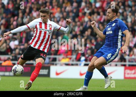 Dan Neil di Sunderland tira in porta sotto la pressione di Ryan Wintle del Cardiff City durante la partita del campionato Sky Bet tra Sunderland e Cardiff City allo Stadio di Light, Sunderland, domenica 24 settembre 2023. (Foto: Michael driver | mi News) crediti: MI News & Sport /Alamy Live News Foto Stock