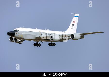 Boeing TC-135W Stratolifter (717-158) dell'aeronautica STATUNITENSE (REG: 62-4127) pista in arrivo 31. Foto Stock