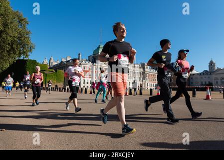 Vitality Westminster Mile Runners Passing Horse Guards Parade, Westminster, Londra, Regno Unito. Giro divertente intorno a St James's Park Foto Stock