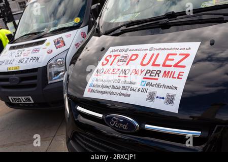 Furgoni parcheggiati a Trafalgar Square in una protesta contro il piano ambientale Ultra Low Emission zone a Londra, Regno Unito. Ferma le indicazioni per ULEZ Foto Stock