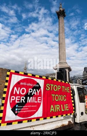 Veicolo parcheggiato a Trafalgar Square con un cartello di protesta in occasione di una manifestazione contro il piano ambientale Ultra Low Emission zone a Londra, Regno Unito Foto Stock