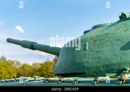 Torretta e cannone di un vecchio carro armato T-72 verde sovietico Foto Stock