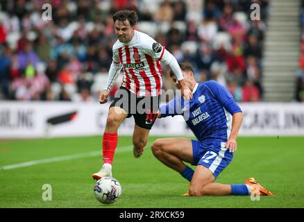 Patrick Roberts del Sunderland si allontana dal Rubin Colwill del Cardiff City durante la partita del campionato Sky Bet tra Sunderland e Cardiff City allo Stadio di Light, Sunderland, domenica 24 settembre 2023. (Foto: Michael driver | mi News) crediti: MI News & Sport /Alamy Live News Foto Stock