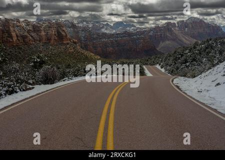 Kolob Terrace Road si snoda attraverso la neve nel Parco Nazionale di Zion Foto Stock