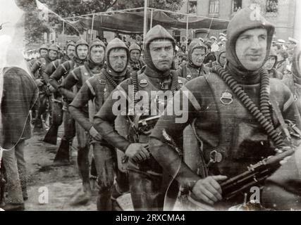 Un gruppo di ex forze anfibie dell'ex Unione Sovietica durante l'addestramento e la parata in forma sovietica occupò l'Estonia all'inizio degli anni ottanta Foto Stock