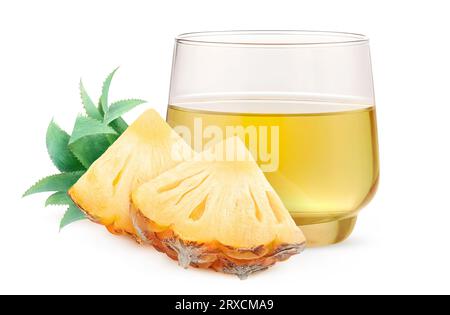 Succo di ananas in un bicchiere e pezzi di frutta isolati su sfondo bianco Foto Stock