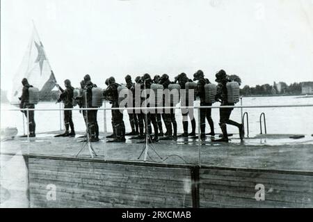 Un gruppo di ex forze anfibie dell'ex Unione Sovietica durante l'addestramento e la parata in forma sovietica occupò l'Estonia all'inizio degli anni ottanta Foto Stock