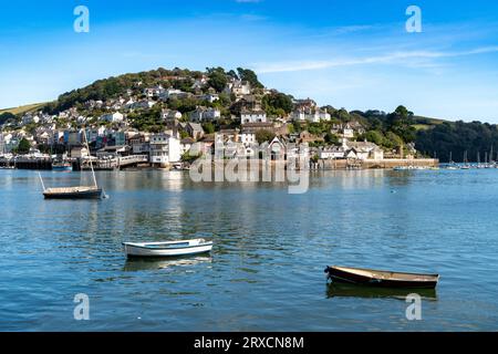 Kingswear, Regno Unito - 14 settembre 2023: Città di Kingswear vista dall'altra parte del fiume Dart Foto Stock