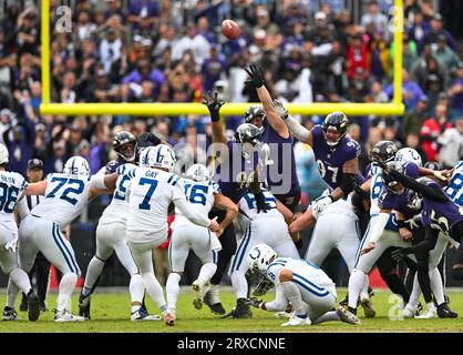 Baltimora, Stati Uniti. 24 settembre 2023. Il kicker degli Indianapolis Colts Place Matt Gay (7) calcia un Field goal da 53 yard durante i supplementari sconfiggendo i Baltimore Ravens 22-19 al M&T Bank Stadium di Baltimora, Maryland, domenica 24 settembre 2023. Foto di David Tulis/UPI credito: UPI/Alamy Live News Foto Stock