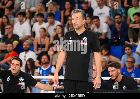 Brescia, Italia. 24 settembre 2023. Luca banchi, allenatore Virtus Segafredo Bologna in finale - Virtus Bologna vs germani Brescia, Supercoppa Italiana di pallacanestro a Brescia, Italia, 24 settembre 2023 crediti: Independent Photo Agency/Alamy Live News Foto Stock