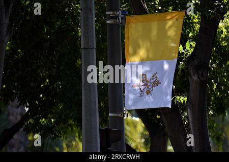 Marsiglia, Francia. 23 settembre 2023. Una bandiera del Vaticano è appesa a un lampione stradale. Migliaia di persone sono venute a vedere Papa Francesco passeggiare nel suo "Papamobile" in Avenue du Prado, hanno partecipato all'alta massa su schermi giganti allo stadio Vélodrome. (Foto di Gerard bottino/SOPA Images/Sipa USA) credito: SIPA USA/Alamy Live News Foto Stock