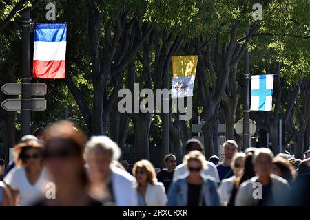 Marsiglia, Francia. 23 settembre 2023. Le bandiere francesi, del Vaticano e di Marsiglia sono appese ai lampioni. Migliaia di persone sono venute a vedere Papa Francesco passeggiare nel suo "Papamobile" in Avenue du Prado, hanno partecipato all'alta massa su schermi giganti allo stadio Vélodrome. (Foto di Gerard bottino/SOPA Images/Sipa USA) credito: SIPA USA/Alamy Live News Foto Stock