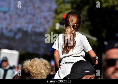 Marsiglia, Francia. 23 settembre 2023. Un bambino appollaiato sulle spalle del padre assiste alla messa messa di Papa Francesco al Vélodrome su uno schermo super gigante. (Immagine di credito: © Gerard bottino/SOPA Images via ZUMA Press Wire) SOLO USO EDITORIALE! Non per USO commerciale! Foto Stock