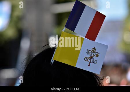 Marsiglia, Francia. 23 settembre 2023. Una donna porta piccole bandiere della Francia e del Vaticano tra i capelli. Migliaia di persone sono venute a vedere Papa Francesco passeggiare nel suo "Papamobile" in Avenue du Prado, hanno partecipato alla grande messa su schermi giganti allo stadio Vélodrome. (Immagine di credito: © Gerard bottino/SOPA Images via ZUMA Press Wire) SOLO USO EDITORIALE! Non per USO commerciale! Foto Stock