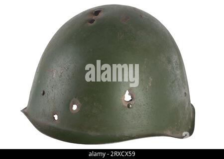 Invasione russa in Ucraina 2022. Equipaggiare il casco militare russo di tipo WW2 con fori per proiettili. Isolato su sfondo bianco. Foto Stock