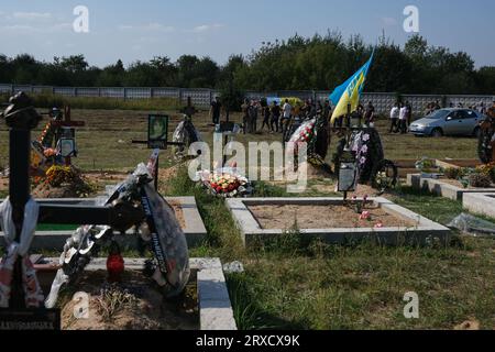 Kiev, Ucraina. 24 settembre 2023. Parenti e amici visti intorno al funerale del comandante del fuoco Ilgar Egbanverdiyev, morto combattendo per l'oblast di Zaporozia durante la guerra Russia-Ucraina a Kiev. (Foto di Aziz Karimov/SOPA Images/Sipa USA) credito: SIPA USA/Alamy Live News Foto Stock