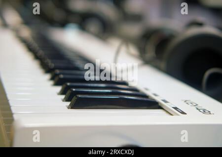 Tasti piano con cuffie in primo piano. Pianoforte bianco e nero MIDI Axelvox KEY49j - Mosca, Russia, 20 settembre 2023 Foto Stock