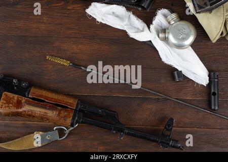 AK 47 pulizia con smontaggio su tavola di legno Foto Stock
