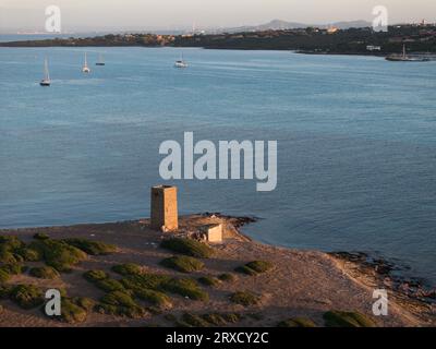 La Pelosa a Stintino, nella parte settentrionale della Sardegna. Foto scattate con un drone durante il tramonto. Foto Stock