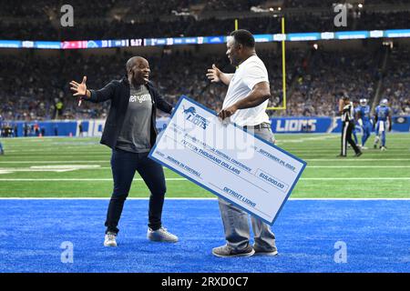 DETROIT, mi - 24 SETTEMBRE: 3 volte medaglia d'oro olimpica Odessa Jenkins riceve un abbraccio e un assegno di donazione dall'ex running back dei Lions Barry Sanders durante la partita tra Atlanta Falcons e Detroit Lions il 24 settembre 2023 al Ford Field di Detroit, mi (foto di Allan Dranberg/CSM) credito: CAL Sport Media/Alamy Live News Foto Stock