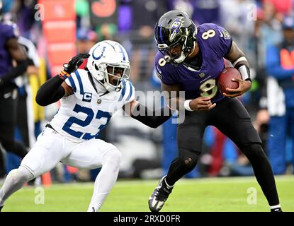 Baltimora, Stati Uniti. 24 settembre 2023. Il quarterback dei Baltimore Ravens Lamar Jackson (8) viene fermato dal cornerback degli Indianapolis Colts Kenny Moore II (23) durante il secondo tempo al M&T Bank Stadium di Baltimora, Maryland, domenica 24 settembre 2023. Indianapolis ha vinto 22-19 su un Field goal nei tempi supplementari, foto di David Tulis/UPI Credit: UPI/Alamy Live News Foto Stock