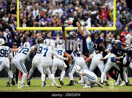 Baltimora, Stati Uniti. 24 settembre 2023. Il kicker degli Indianapolis Colts Place Matt Gay (7) calcia un Field goal da 53 yard durante i supplementari sconfiggendo i Baltimore Ravens 22-19 al M&T Bank Stadium di Baltimora, Maryland, domenica 24 settembre 2023. Foto di David Tulis/UPI credito: UPI/Alamy Live News Foto Stock