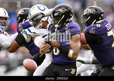 Baltimora, Stati Uniti. 24 settembre 2023. Il quarterback dei Baltimore Ravens Lamar Jackson (8) fumble il pallone sotto la pressione della safety degli Indianapolis Colts Henry Black (36) durante il primo tempo al M&T Bank Stadium di Baltimora, Maryland, domenica 24 settembre 2023. Foto di David Tulis/UPI credito: UPI/Alamy Live News Foto Stock